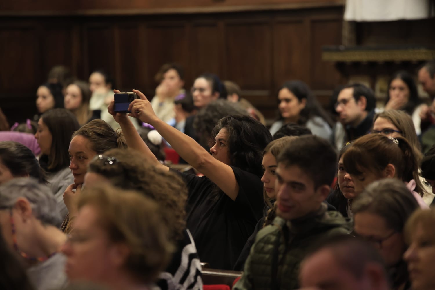 Rozalén canta en el Paraninfo &#039;La puerta violeta&#039; junto a varios niños