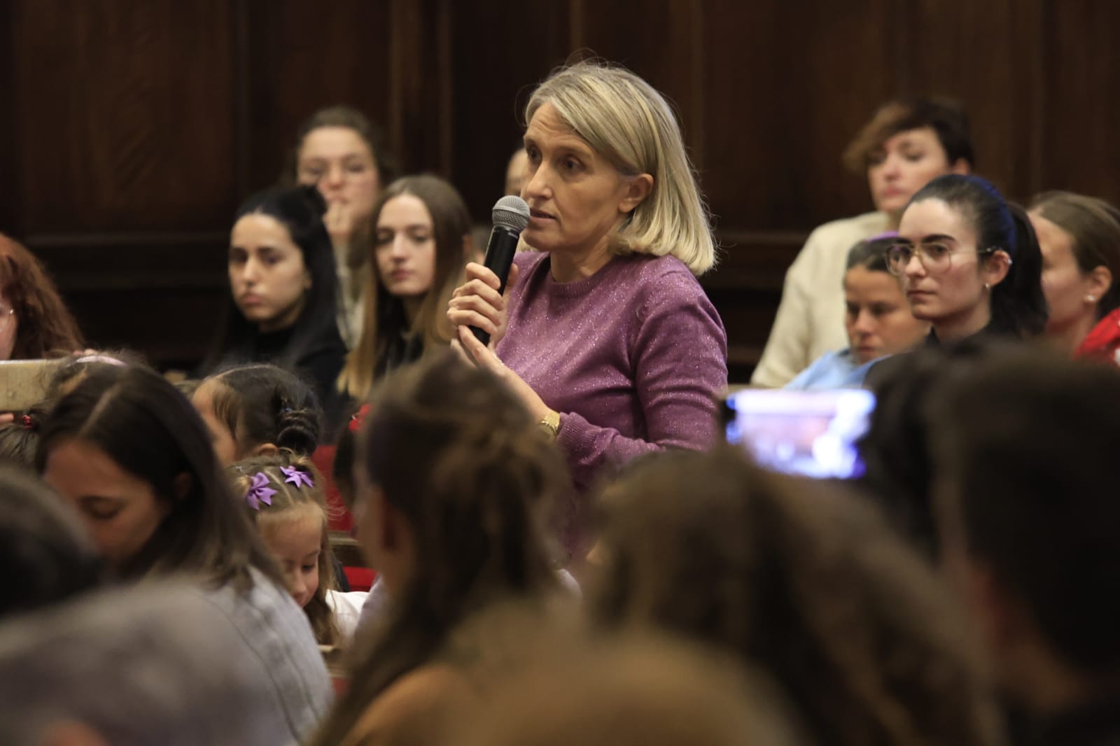Rozalén canta en el Paraninfo &#039;La puerta violeta&#039; junto a varios niños