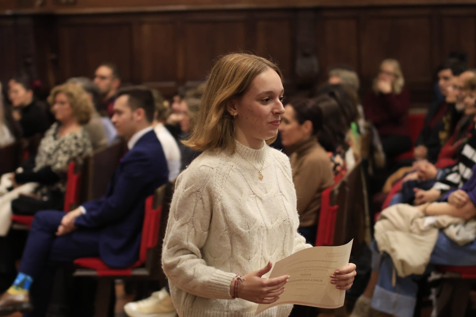 Rozalén canta en el Paraninfo &#039;La puerta violeta&#039; junto a varios niños