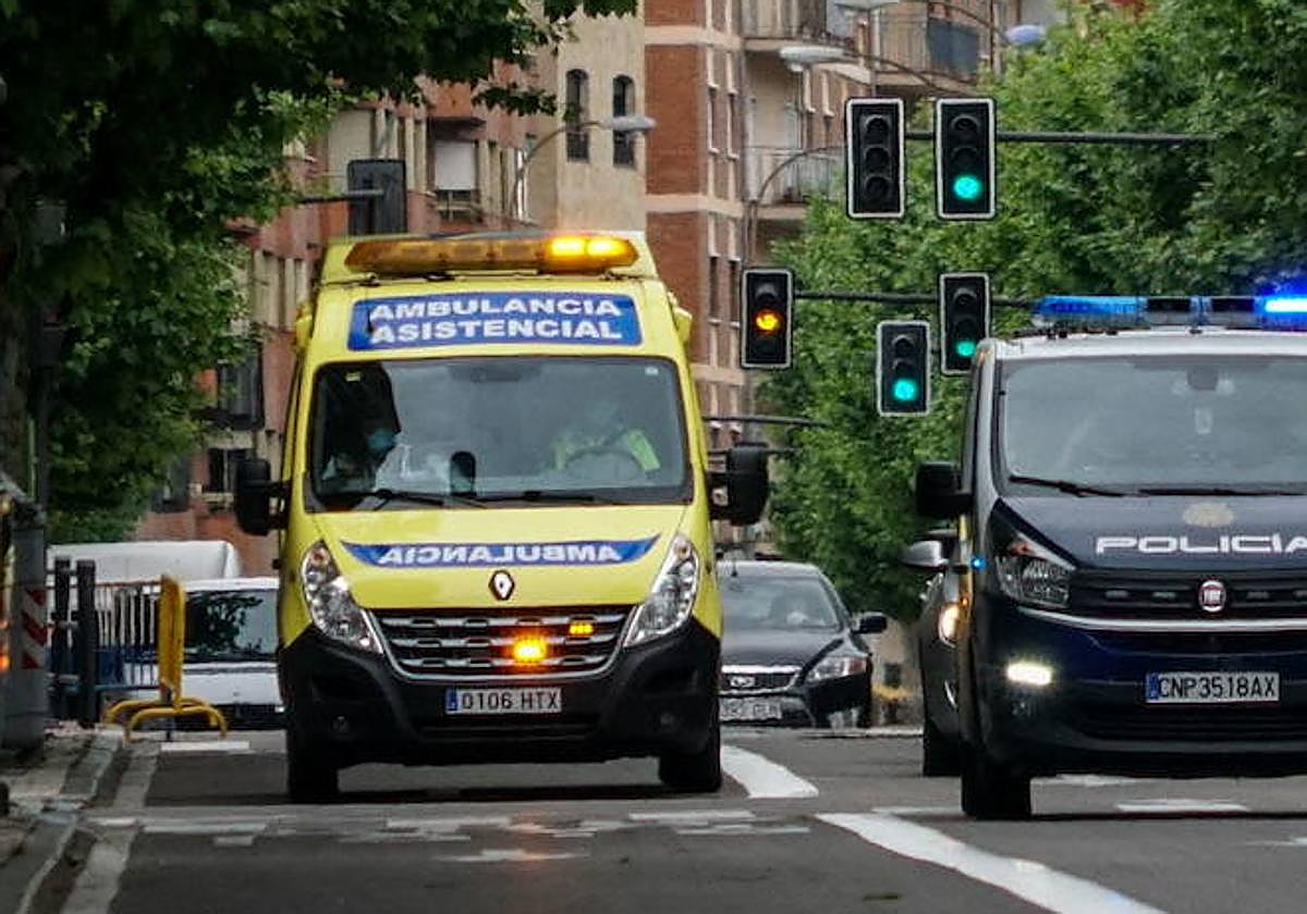 Una ambulancia transita por Salamanca en una imagen de archivo.