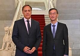 El alcalde de Salamanca, Carlos García Carbayo, junto al embajador de la República Popular China en España, Yao Jing.