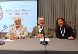 El Presidente de la SEPSM, el Dr. Manuel Martín Carrasco, junto a la Dra. Marina Díaz Marsá y el Dr. Ángel Luis Montejo