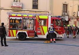 Policías y bomberos, en la Plaza de las Agustinas durante el incidente.