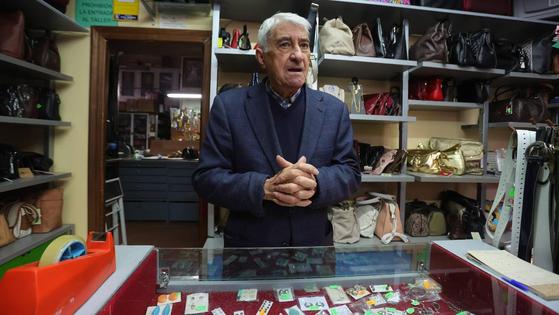Antonio Sánchez, con 81 años, regenta un comercio que arregla bolsos y maletas en Salamanca.