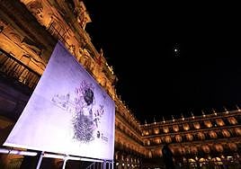 Mural del escenario en la Plaza Mayor de Salamanca para el acto.