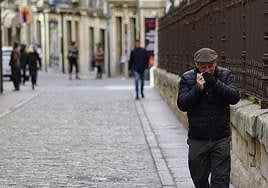 Un vecino de Salamanca, abrigado contra el frío
