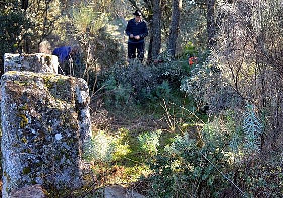 Miembros de la asociación durante la jornada de limpieza.