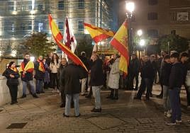 Un grupo de personas se manifiesta contra el Gobierno a las puertas de la sede del PSOE.