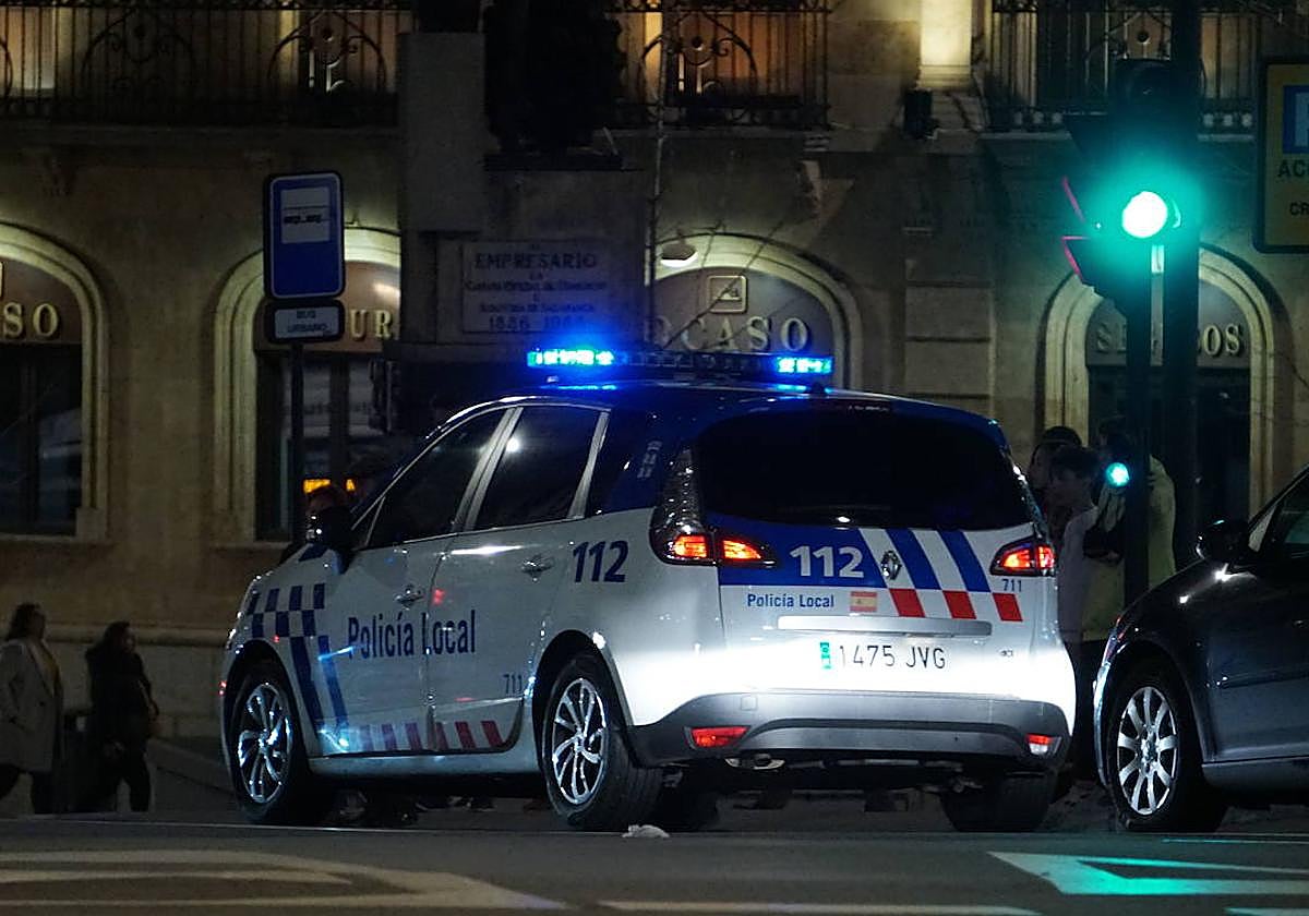 Una patrulla de la Policía Local de Salamanca, de ronda nocturna.