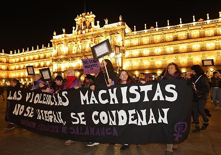 Algunas de las manifestantes sujetando una pancarta en la Plaza Mayor de Salamanca.
