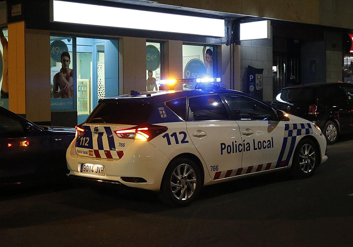 Imagen de archivo de la Policía Local en una calle de Salamanca.