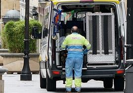 Una ambulancia recoge a un herido en una imagen de archivo.