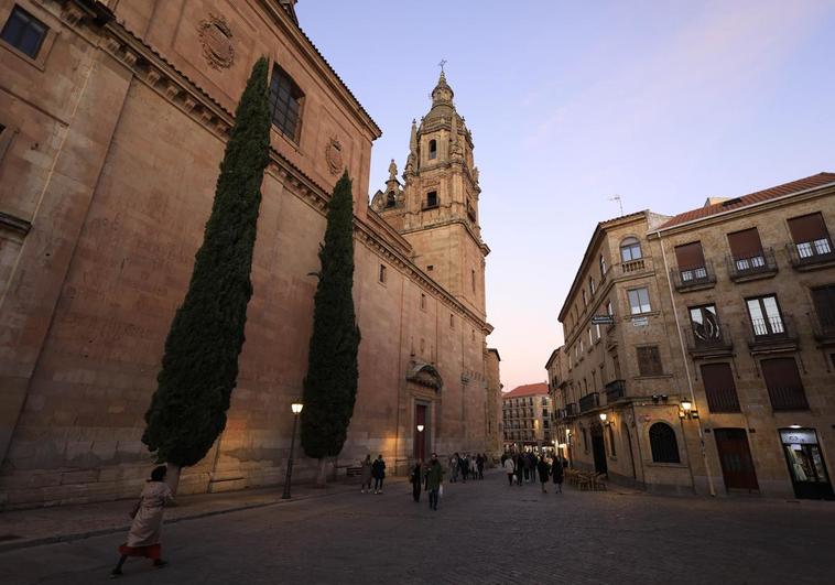 Vista de la Clerecía desde la Plaza de San Isidro de Salamanca