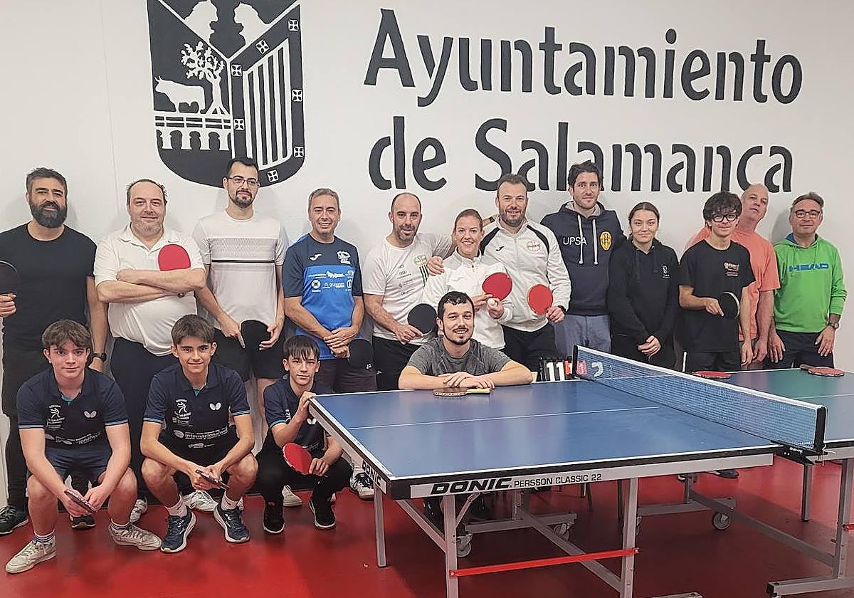 Participantes en el torneo de tenis de mesa.