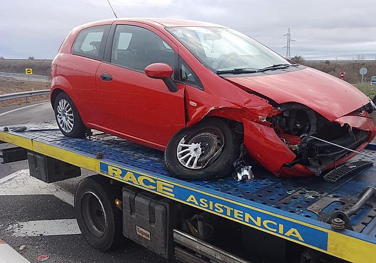 Coche accidentado recogido por la grúa.