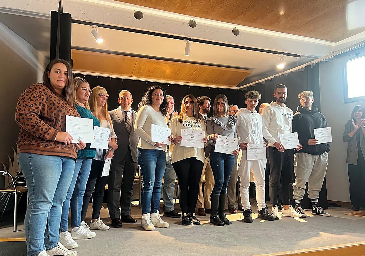 Imagen principal - El acto de clausura celebrado esta mañana en Carbajosa