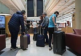 Clientes llegando a un hotel.