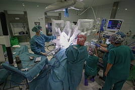 Personal en un quirófano de un centro sanitario de Castilla y León