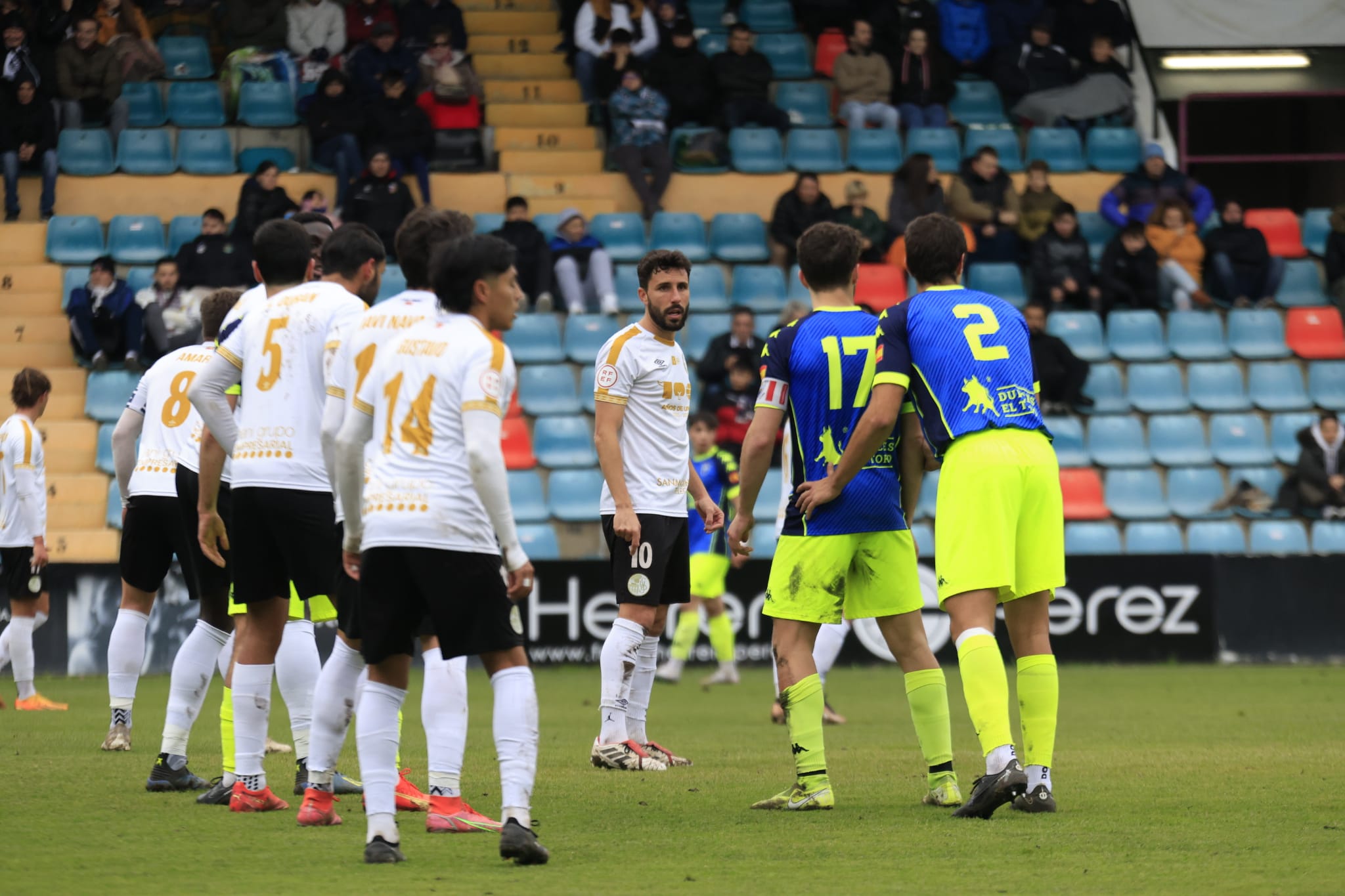 Empate y bronca en el Helmántico