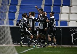 Los jugadores de Unionistas celebran uno de los goles en el Reina Sofía.
