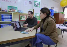 Víctor Sánchez, coordinador de las TIC y María Marquina, profesora de primaria en el Colegio Santísima Trinidad de Salamanca.