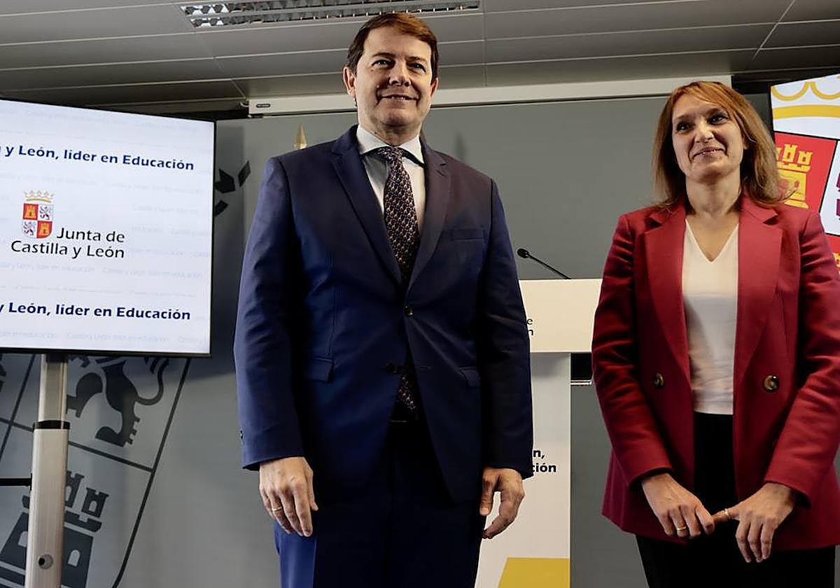 El presidente de la Junta de Castilla y León, Alfonso Fernández Mañueco, junto a la consejera de Educación.