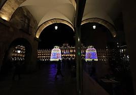 La Plaza Mayor de Salamanca iluminada con la campana navideña.