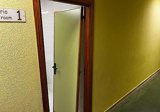 Así ha quedado la puerta del vestuario del Cukurova tras el partido.