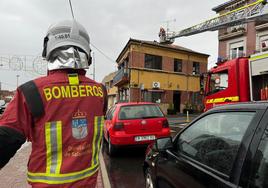 Los bomberos trabajan en el restaurante El Trashoguero de Santa Marta de Tormes.