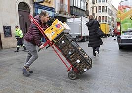 Repartos, vehículos y peatones en la calle San Pablo.