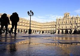 Dos personas pasean por la Plaza Mayor de Salamanca.