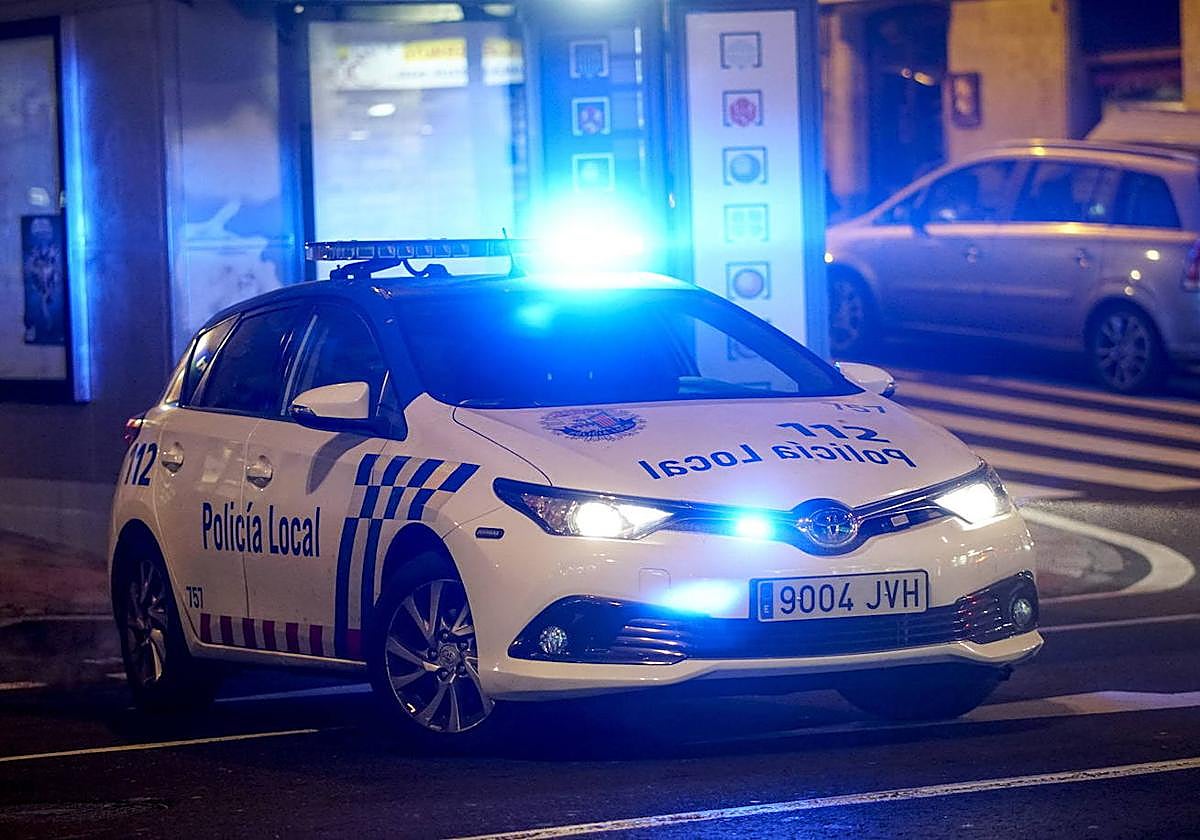 Un coche de Policía Local de patrulla nocturna por Salamanca.
