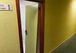 Así ha quedado la puerta del vestuario del Cukurova tras el partido.