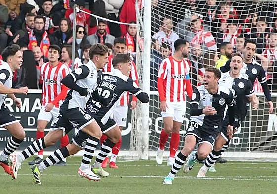 Los jugadores de Unionistas celebran uno de los goles ante el Sporting.