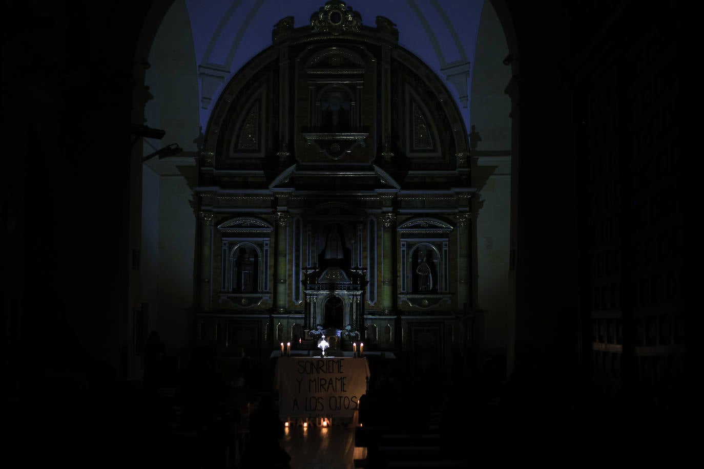 Hakuna celebra la Hora Santa en el convento de las Madres de Dios