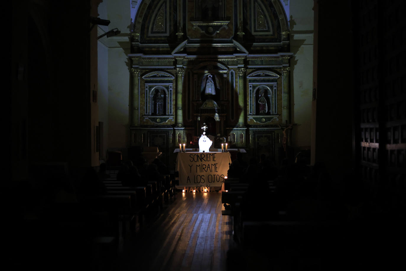 Hakuna celebra la Hora Santa en el convento de las Madres de Dios