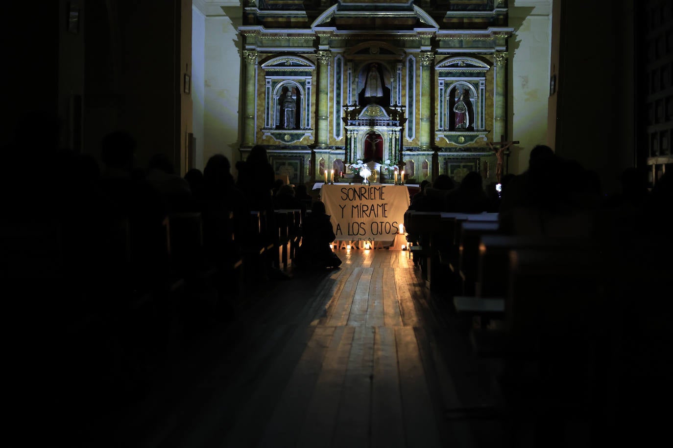 Hakuna celebra la Hora Santa en el convento de las Madres de Dios
