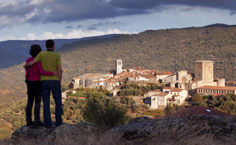 Pareja abrazada contemplando Miranda del Castañar.