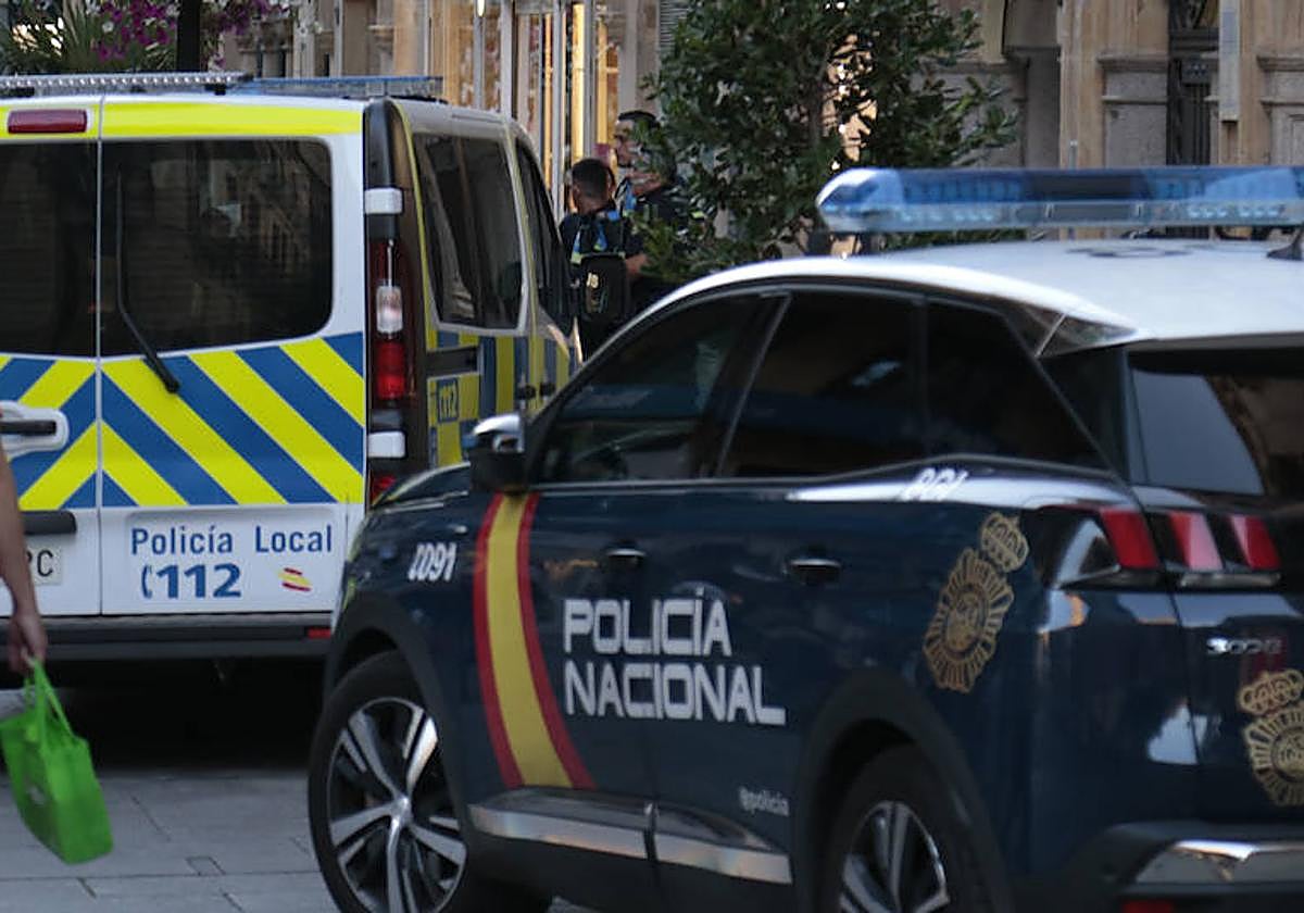 Coches de la Policía Local y Nacional en una céntrica zona de Salamanca.