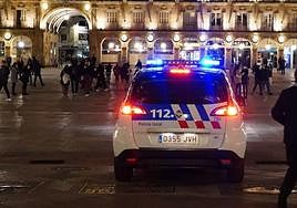 Patrulla nocturna de la Policía Local de Salamanca por la Plaza Mayor.