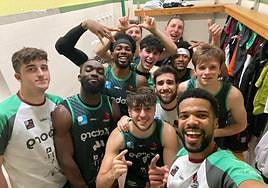 La plantilla del CB Tormes celebra la victoria.