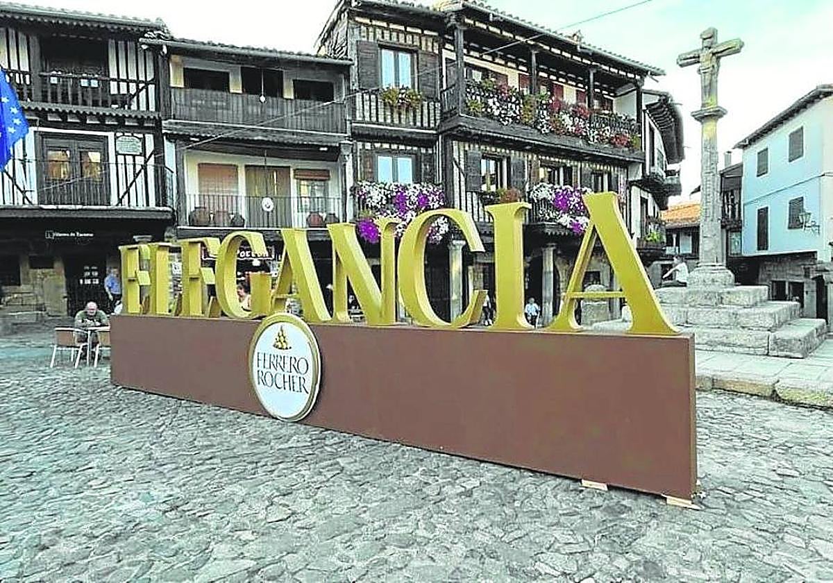 Plaza Mayor de La Alberca con la palabra que la caracteriza.