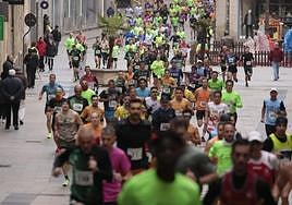 Los corredores se disponen a entrar en la Plaza Mayor de Salamanca.