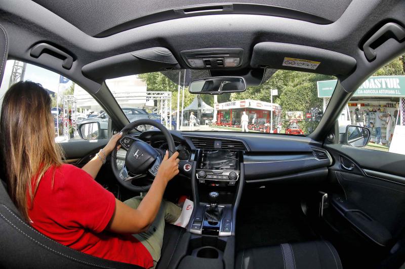 Una mujer en el interior de un turismo.