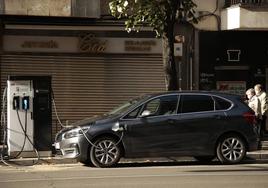 Un coche cargando en Salamanca.
