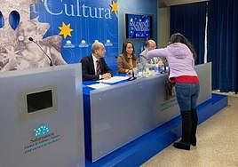 Momento del sorteo celebrado en la Sala de la Palabra del Teatro Liceo.