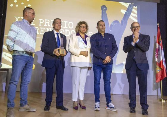 A la derecha, el presidente de la Diputación provincial, Javier Iglesias, entrega los XIII Premios Emprendedores