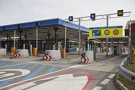 Barreras en un peaje de autopista.