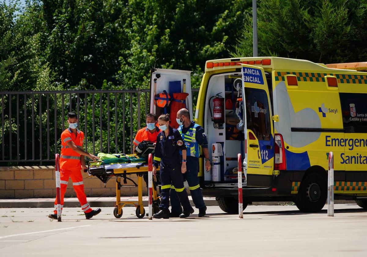 Traslado en ambulancia de un paciente desde el helipuerto de Sacyl en Salamanca.