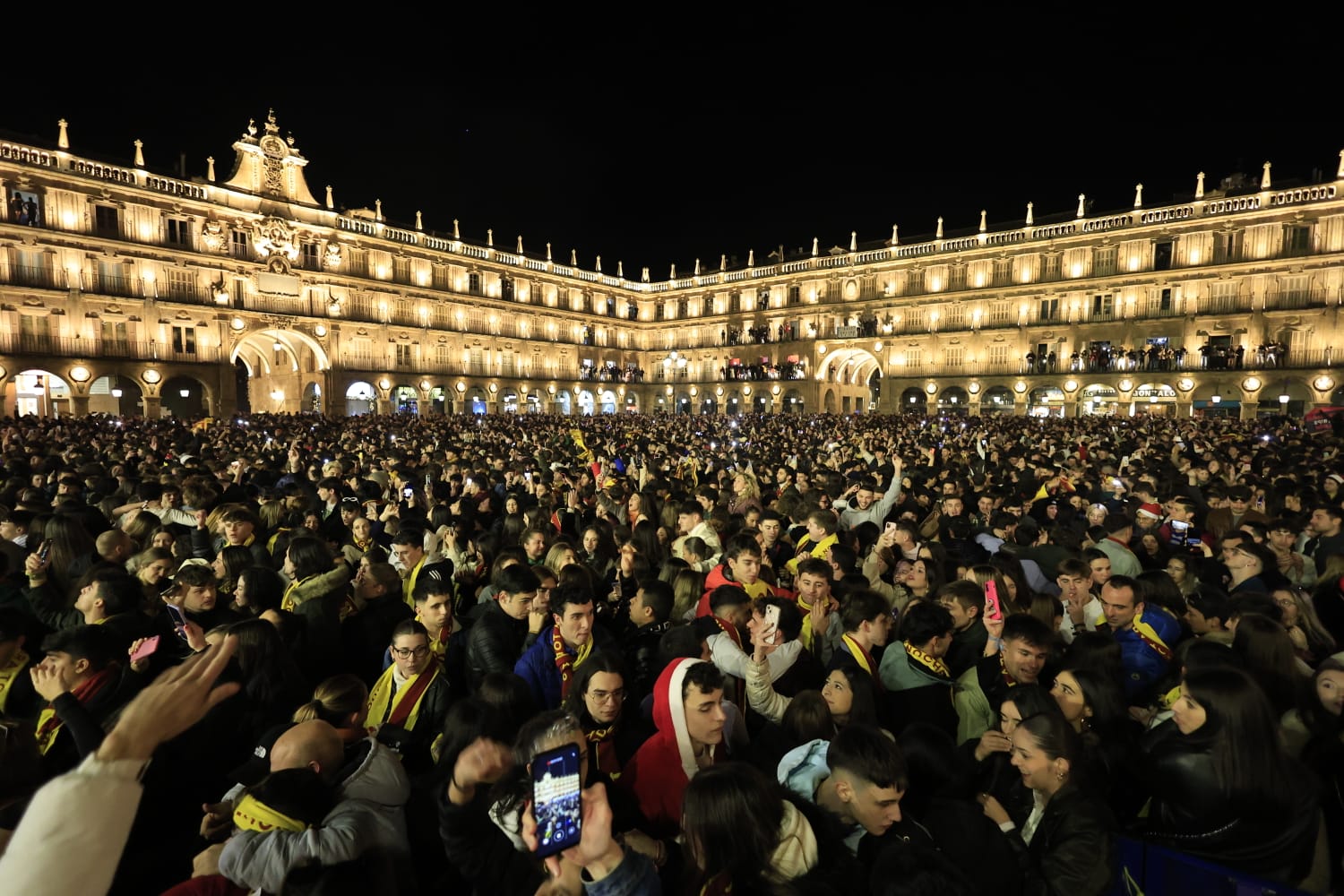 Miles de jóvenes disfrutan de un Fin de Año Universitario menos multitudinario